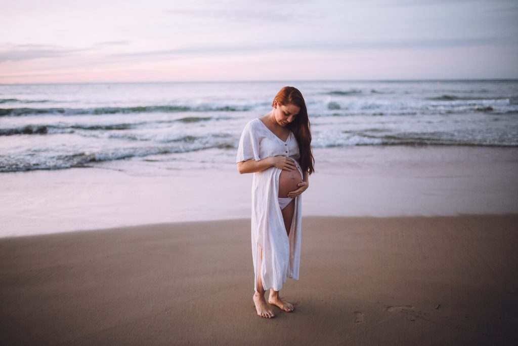Sesión fotográfica de embarazo en la playa de Vilanova i la Geltrú